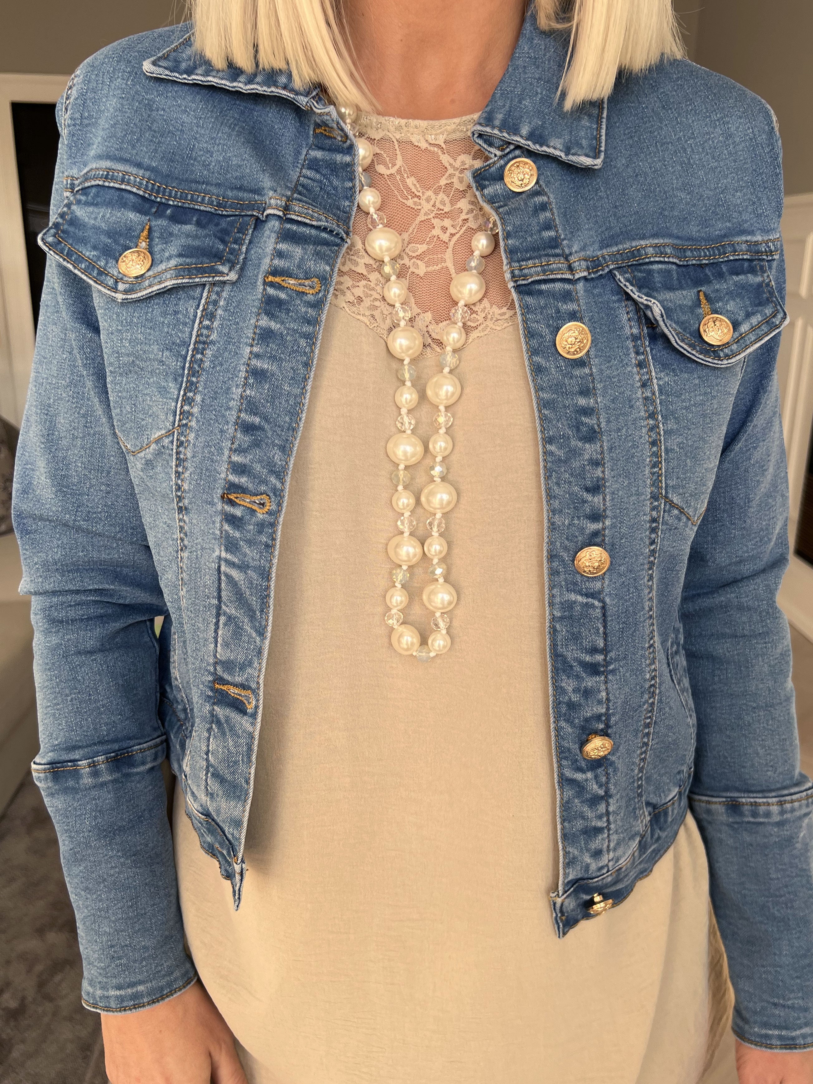 Yuri - Denim jakke pyntet med guldknapper